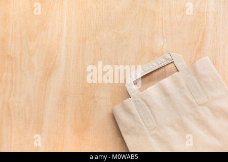 Sauber braun Kraftpapiersack liegen auf einem Plywood Table. Ansicht von oben. Stockfoto