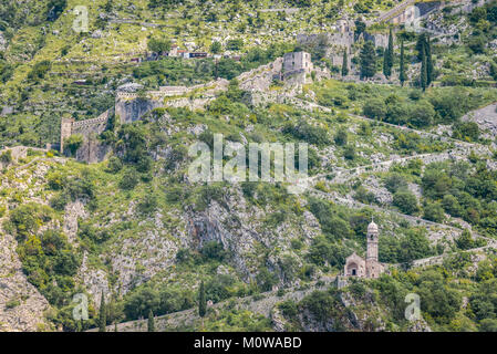 Kirche Unserer Lieben Frau von Remedy und alten Festungsmauern am Hang des Saint John Berg oberhalb der Altstadt von Kotor, die Stadt in der Bucht von Kotor, Montenegro Stockfoto