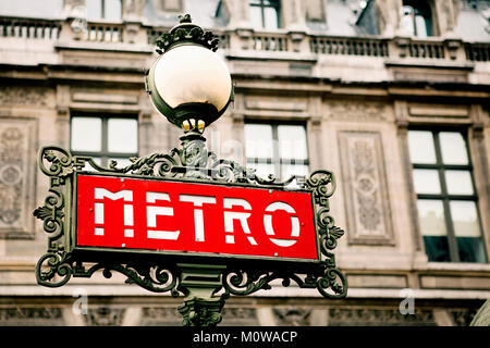 Paris Metro-Schild, U-Bahn-Schild - Retro-Vintage-Nahaufnahme, selektiver Fokus vor dem Belle Epoque-Gebäude. Stockfoto