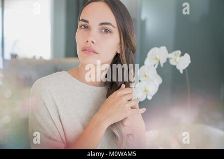 Portrait ernst, schöne Brünette Frau mit Händen in Haar Stockfoto