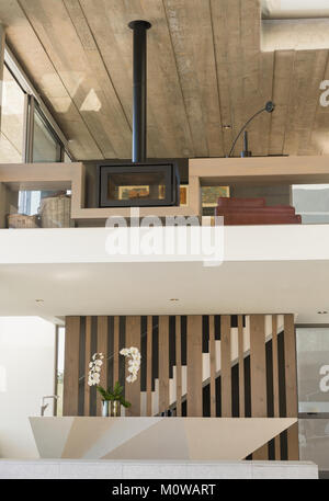 Holzofen Kamin auf dem Balkon in der modernen, luxuriösen Home Showcase interior Stockfoto