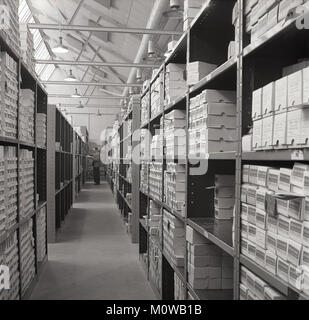 1950er Jahre, historische Bild zeigt die große Stapel Papier im Lager von brittains Ltd, einem spezialisierten britischen Papierhersteller in Stoke on Trent, England, Großbritannien gespeichert. Stockfoto