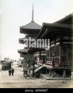 C. 1880 Japan - Blick auf einen buddhistischen Tempel Stockfoto