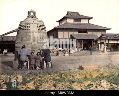 C. 1880 Japan - riesige bronzene Glocke Stockfoto