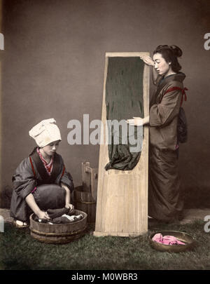 C. 1880 Japan - junge Frauen, Wäscheservice Stockfoto