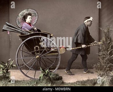 C. 1880 Japan - Frau in einer Rikscha Stockfoto