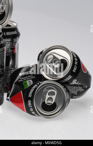 Ein Haufen von Pepsi Max Dosen bereit für das Recycling auf einem weißen Hintergrund. Stockfoto