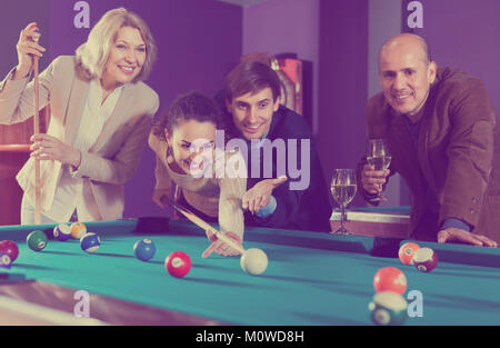 Lächelnden jungen Menschen spielen Billard und Dart als Heraus hängen Stockfoto