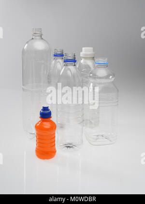 Eine Reihe von Kunststoff Trinkflaschen leer und nicht für das Recycling auf weißem Hintergrund gekennzeichnet. Stockfoto