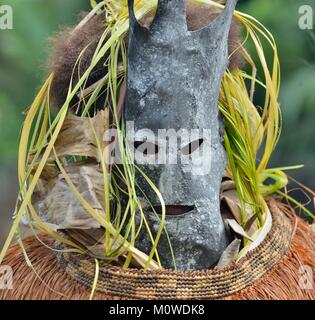 Asmat Menschen Maske für den Ritus. Vorfahren im Geiste Maske Dschungel von Neuguinea verkörpert. Indonesien. Stockfoto