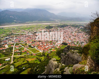 Panorama der Stadt Kalambaka von Meteora Berg im Norden von Griechenland gesehen Stockfoto