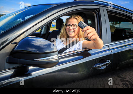 ein junges Mädchen nach Prüfung erfolgreich in ein Auto fahren Stockfoto