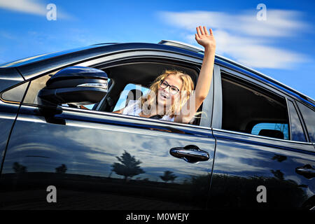 ein junges Mädchen nach Prüfung erfolgreich in ein Auto fahren Stockfoto