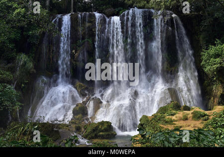 Wasserfall in einem üppigen Regenwald. Wunderschöne Wasserfälle und Kaskaden in El Nicho, El Nicho Wasserfall, in Scambray Berge. In der Provinz Cienfuegos, Kuba. Stockfoto