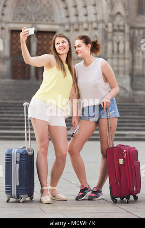 Positive Schweizer Touristen zu Fuß in die Stadt und nehmen selfie auf Telefon Stockfoto