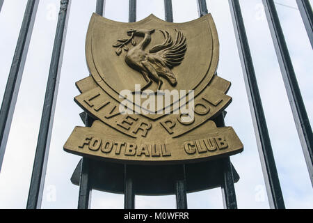 LIVERPOOL, ENGLAND - 21. APRIL 2012: Zeichen der Liverpool Football Club am Eingangstor an der Anfield Stadion. Stockfoto