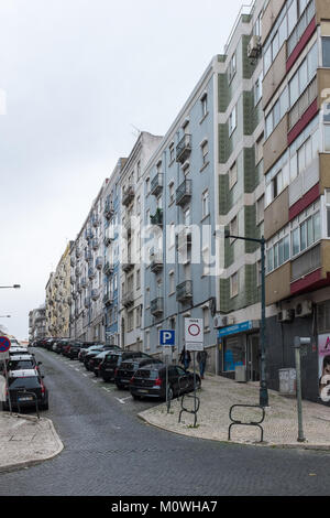 Alten Wohnung Blöcke in einem Wohnviertel von Lissabon, Portugal Stockfoto