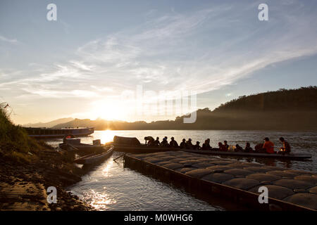 Rivercrossing in einem kleinen Boot auf dem Mekong Fluss in der UNESCO Weltkulturerbe Stadt ofLuang Prabang, Laos, Indochina Stockfoto