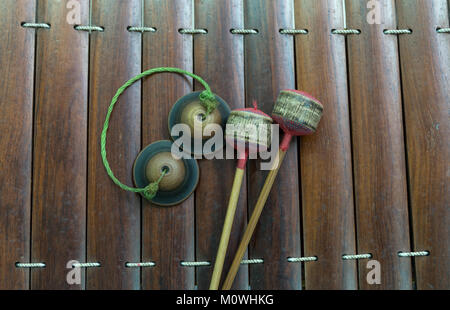 Closeup Thai Musikinstrument (Alto Xylophon) mit Kastagnetten, asiatische Instrument Stockfoto