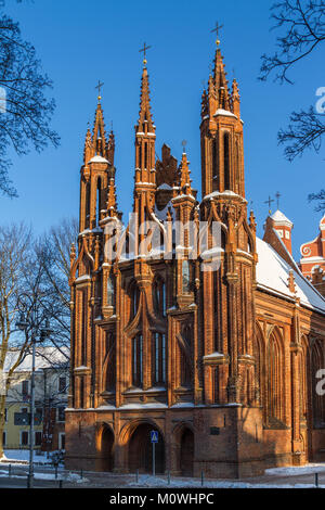 Seitenansicht der roten Backsteingotik St. Anna Kirche und Bernhardiner Kirche in der Altstadt von Vilnius, Litauen an einem Wintertag. Stockfoto