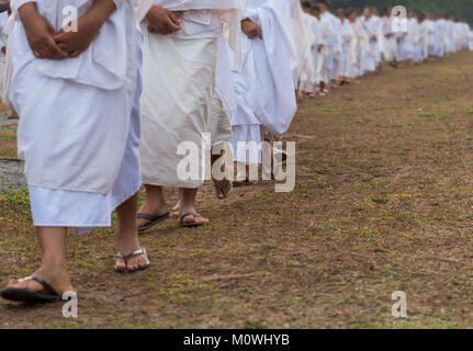 Nahaufnahme der Fuß von vielen buddhistischen Nonnen Mädchen im weißen Anzug zu Fuß Stockfoto