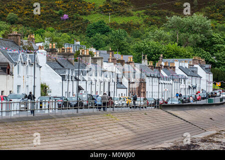 Weiße Häuser, Hotels und Kneipen in der Hauptstraße von Ullapool, Fischerdorf in Ross-shire, Scottish Highlands, Schottland, UK Stockfoto