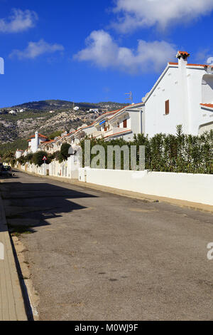 Straße der Spanischen weißen Villen in Alcossebre Stockfoto