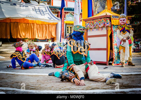 Junge buddhistische Mönche verkleidet als mythische Zeichen Darstellung von Himmel und Hölle ein Spiel während Losoong Festival in Lachung Kloster in Sikkim durchführen Stockfoto