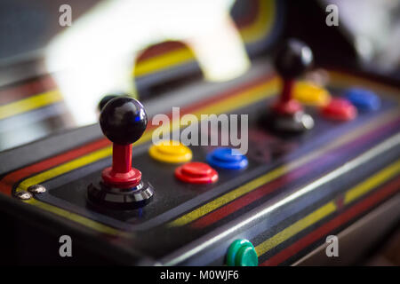 Joystick eines alten Arcade Videospiel-Coin-Op Stockfoto