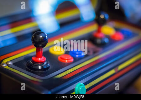 Joystick eines alten Arcade Videospiel-Coin-Op Stockfoto