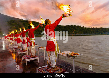 Rishikesh, Uttarakhand - 03. August 2016: Priester in roter Robe in der heiligen Stadt Rishikesh in Uttarakhand, Indien während des Abends licht Zeremonie Stockfoto