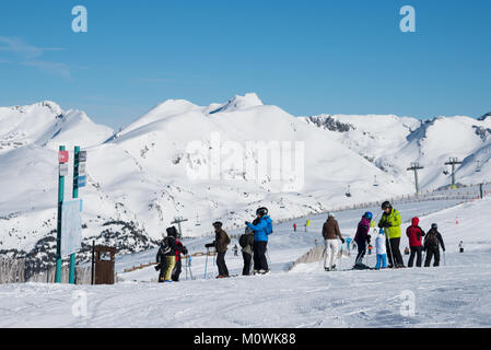 Skifahrer stoppen an einer Karte und Pfeile in verschiedene Richtungen zu schauen, Grandvalaria Skigebiet, Andorra, Europa Stockfoto