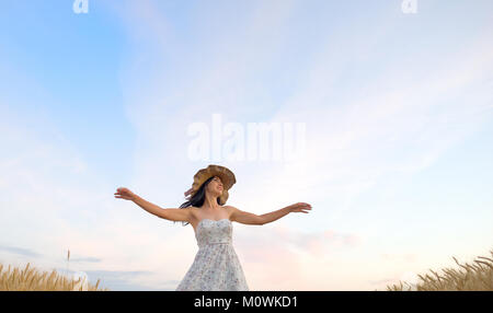 Frau im Weizenfeld genießen, Freiheit Konzept Stockfoto