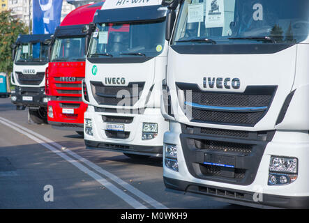 GALATI, Rumänien - 2 September, 2017. Iveco Stralis Zeichen vor einem Lkw auf einem Freigelände. Stockfoto