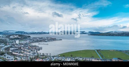 Die Szene von Lyle Hill Greenock über Gourock und auf Gareloch und seine Hügel mit Schnee bedeckt. Stockfoto