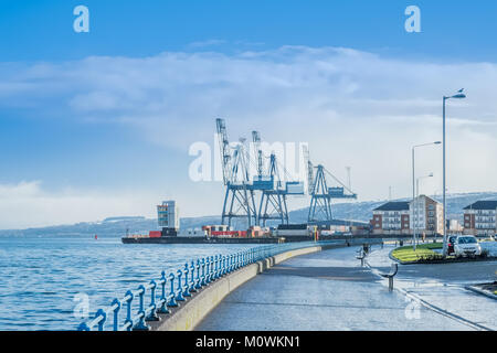 Greenock, Schottland, UK - Januar 19, 2018: Greenock Esplanade im Westen der Stadt über die kontrastierenden ClydePort Terminal mit Es Stockfoto