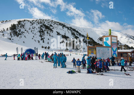 Skilehrer und Schnee Schulen sammeln gerade über Grandvalaria Skigebiet Soldeu, Andorra, Europa Stockfoto