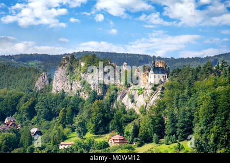 Ruine der gotischen Burg Pantheon - Vranov in Mala Skala Dorf aus dem 14. Jh., Böhmisches Paradies Region, Tschechische Republik Stockfoto