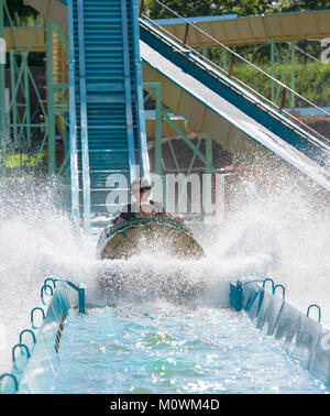 Mutter und ihrer Tochter Spaß im Waterpark Stockfoto