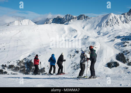 Skifahrer mit Blick auf die Piste am oberen Rand eine Skipiste, Grandvalaria Skigebiet, Andorra, Europa Stockfoto