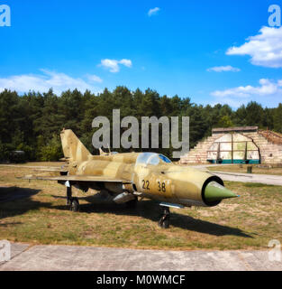 FINOWFURT, Deutschland - 22. AUGUST 2015: Panorama Bild von MIG17, einem alten russischen airplaine auf einem alten Flugplatz. Luftfahrtmuseum Finowfurt (Luftfahrtmuse Stockfoto