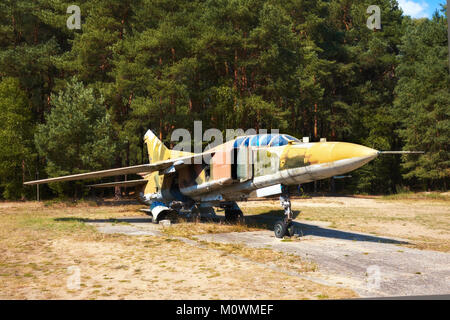 FINOWFURT, Deutschland - 22. AUGUST 2015: MiG 23 UB, einer alten russischen airplaine auf historischen Flugplatz. Luftfahrtmuseum Finowfurt (Luftfahrtmuseum Finowfurt Stockfoto