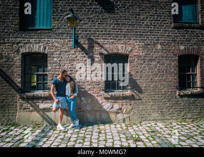 Schöne Paar in die entkernten Gebäude Stockfoto