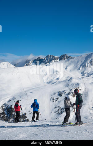 Skifahrer mit Blick auf die Piste am oberen Rand eine Skipiste, Grandvalaria Skigebiet, Andorra, Europa Stockfoto