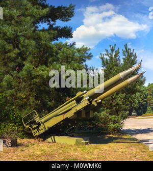 FINOWFURT, Deutschland - 22. AUGUST 2015: alten sowjetischen Boden Luft Raketen, Panoramic Image an der alten sowjetischen Flugplatz in Finow, Brandenburg, forme gemacht Stockfoto