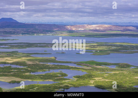 Blick von vindbelgjarfjall auf dem See Myvatn Namafjall und Bergrücken, Nordosten Island, Island Stockfoto