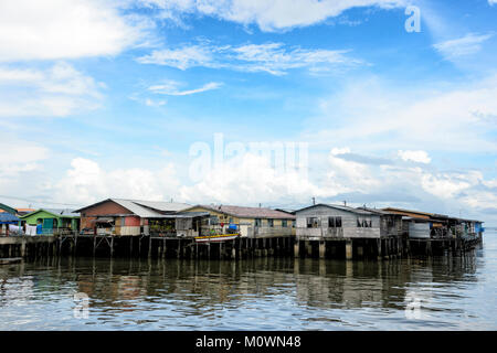 Sim Sim Wasser Dorf liegt im Fischerdorf auf Stelzen über den Heritage Trail, Sandakan, Sabah, Borneo, Malaysia Stockfoto