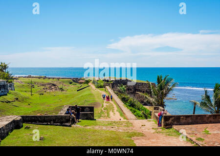 GALLE, SRI LANKA - Januar 28: Menschen zu Fuß auf der Mauern von Galle Fort an einem sonnigen Tag, Sri Lanka. Januar 2017 Stockfoto