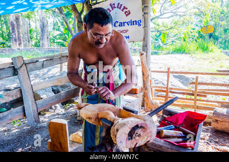 KANDY, SRI LANKA - 8. Februar: Mann das Schnitzen eines hölzernen Vogel von Hand in einer Werkstatt in der Nähe von Kandy. Februar 2017 Stockfoto