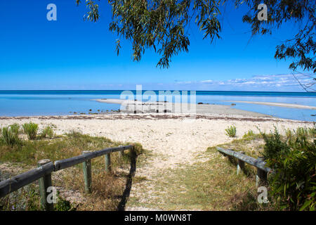 Ruhigen malerischen Blick auf das idyllische Küstenlinie bei friedlichen Dunsborough in Geographe Bay South Western Australien auf einer feinen am späten Nachmittag im Frühling. Stockfoto
